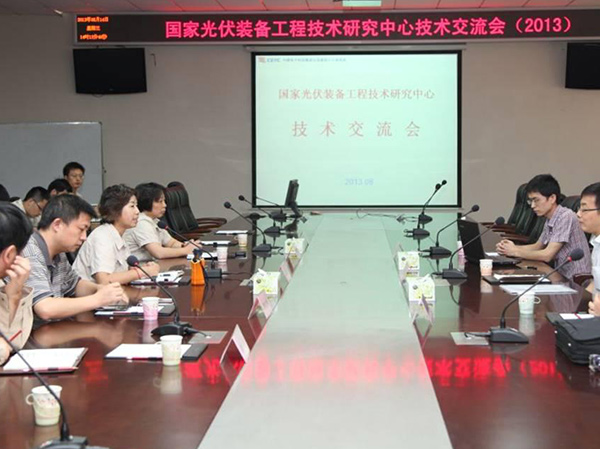 中心与湘能华磊光电公司进行技术交流