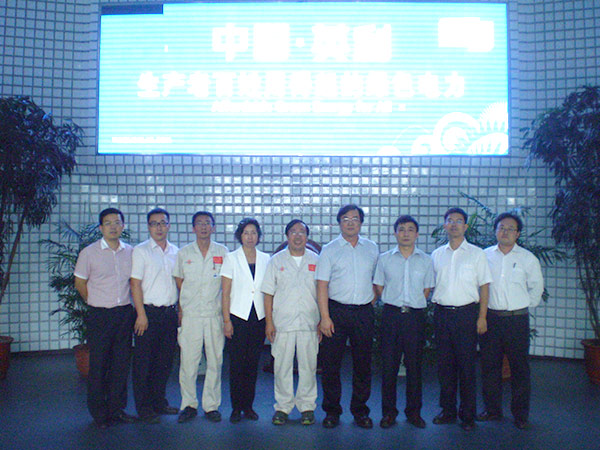 中心与保定英利洽谈合作事宜