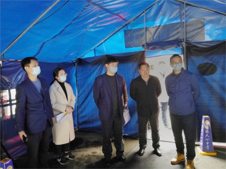 电科装备副总经理、48所所长龚杰洪考察学校智能测温系统