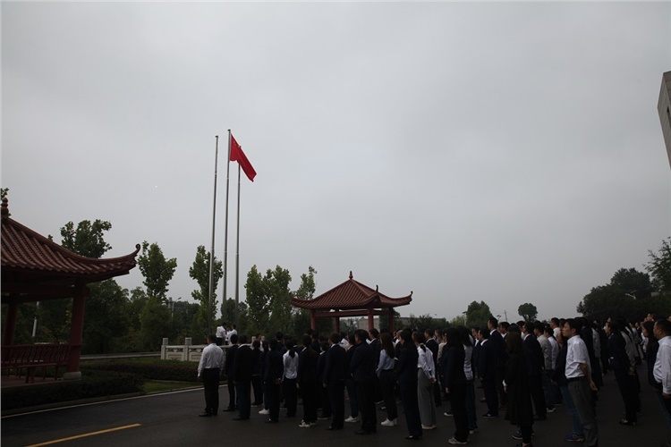 举行国庆升旗仪式
