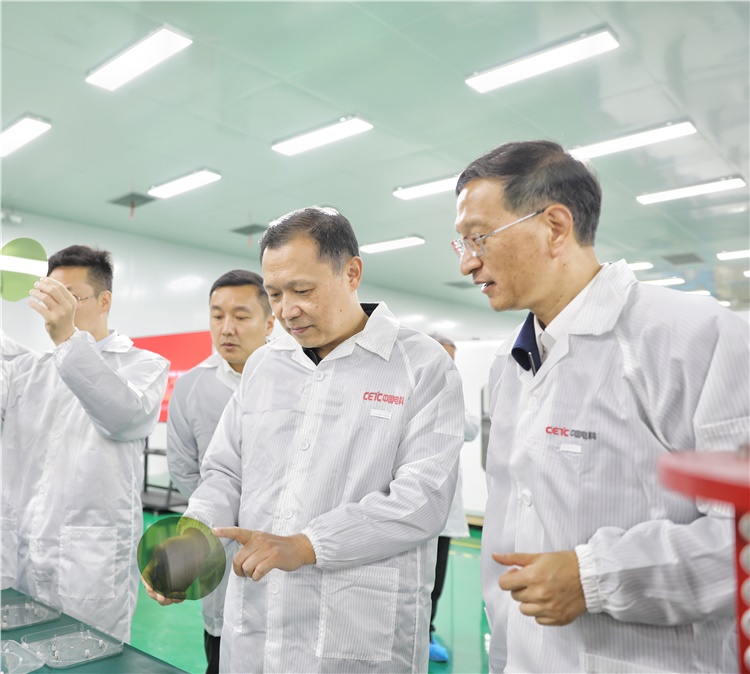 中国电科党组成员、副总经理黄兴东调研48所   