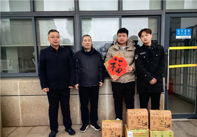 岁末寒冬情意浓 新春慰问暖人心   